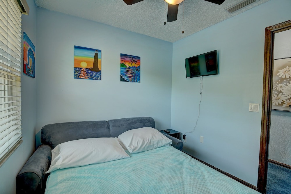 Spacious 4 3 Retreat- Heated Pool-playroom