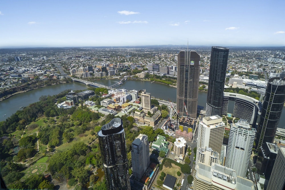 Panoramic Views Apartment & High-rise Pool and Gym