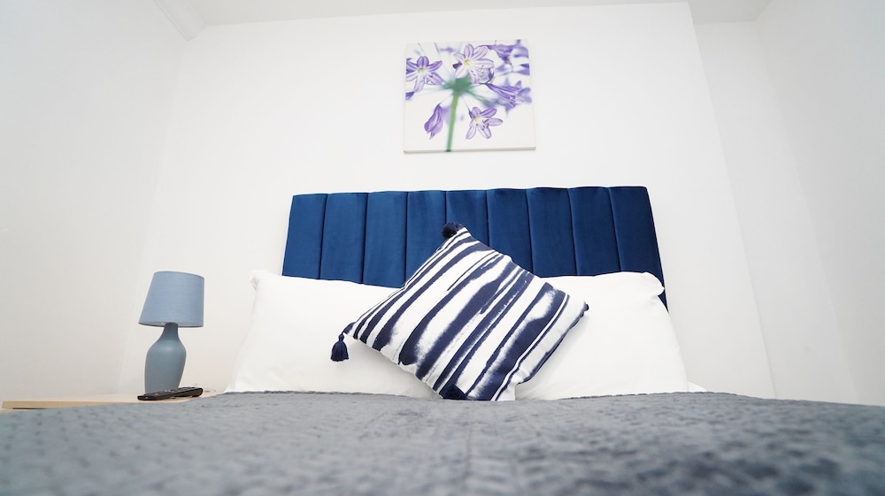4Bed Spacious House Free Parking view 2