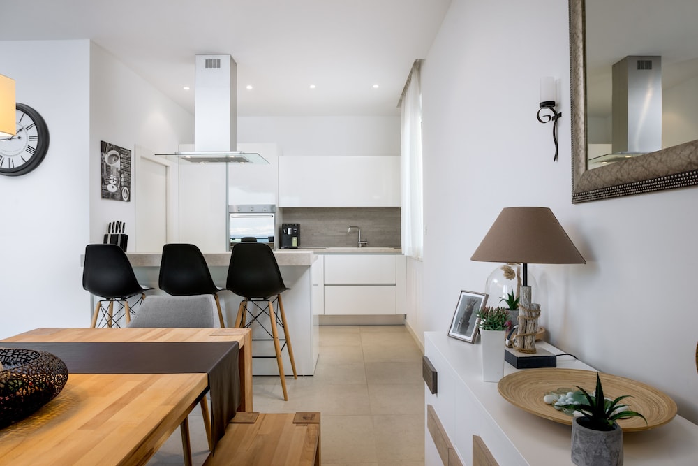 Acadia Beach Villas & Apartments, Slatine