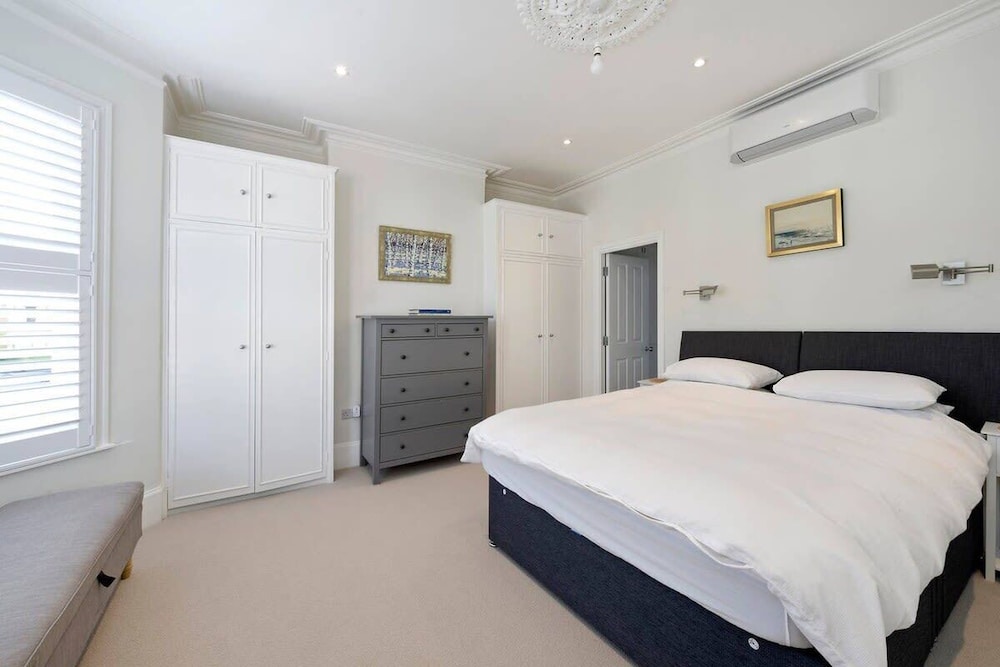 Spacious 4 Bed House, Battersea