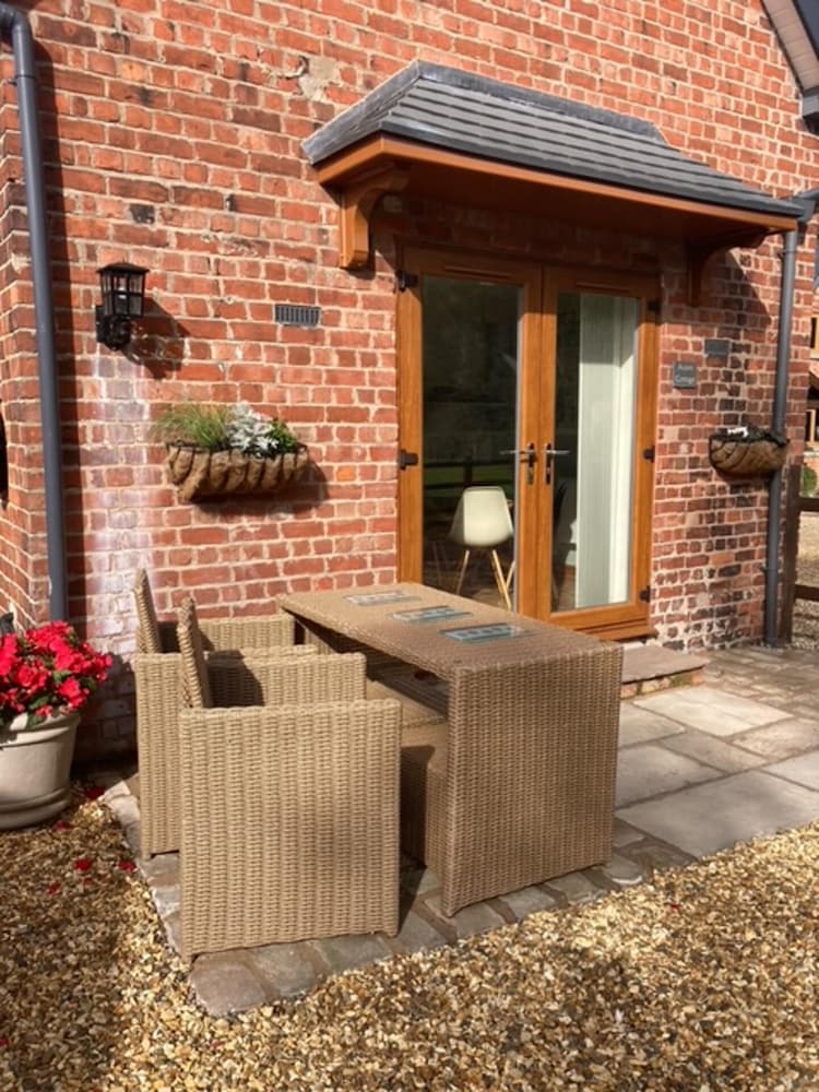 Knutsford Vacations - Charming 2-bed Cottage, Beautiful Views, Knutsford - Property Image 5