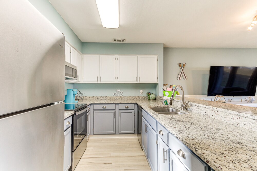 Modern Florida Townhome w/ Community Pool! view 3