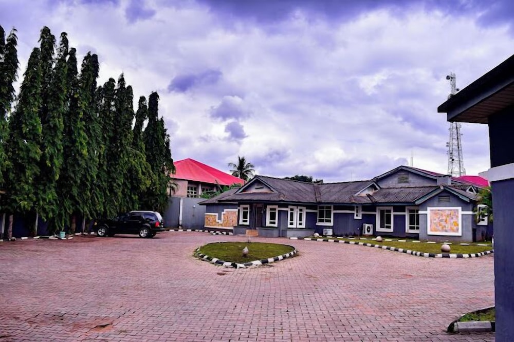 CANDOW HOTEL