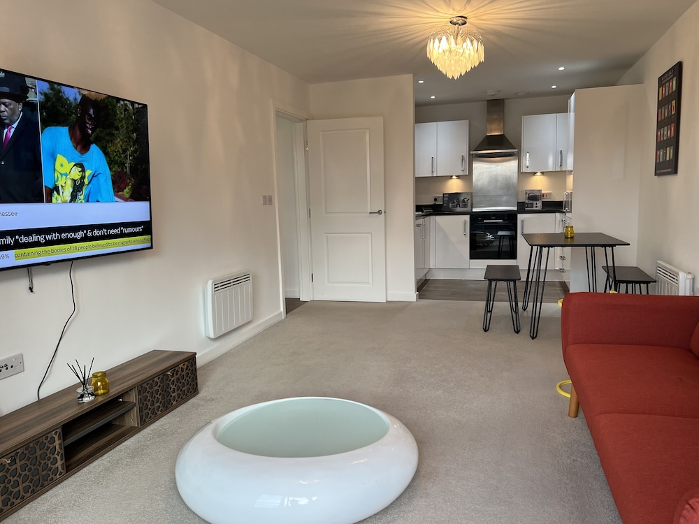 Mordern Retro 2 Bedroom Apartment