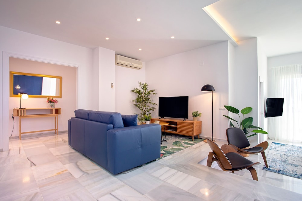 Exclusive 2BD Apartment With Private Terrace in Marbella Royal Gardens
