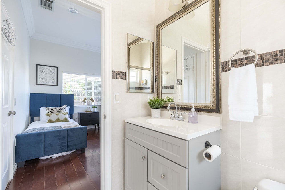 Elegant Retreat Modern Comforts, Prime Location