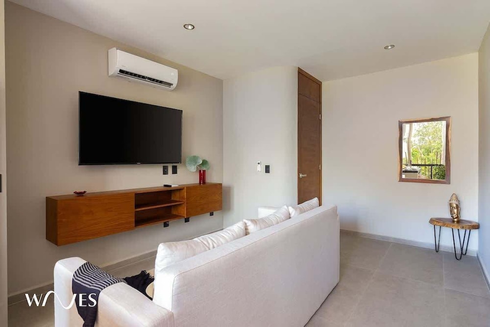 Luminous 2 BR With Roof Pool Close to Hotel Zone by Waves Management