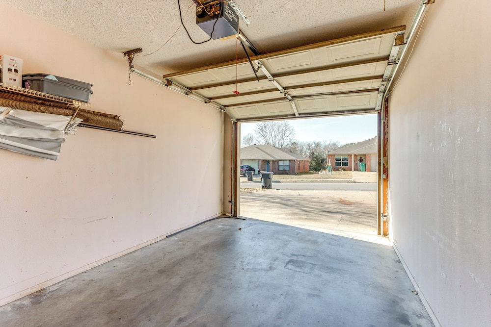 Centrally Located in Nwa; Walk to Wrights Bbq!