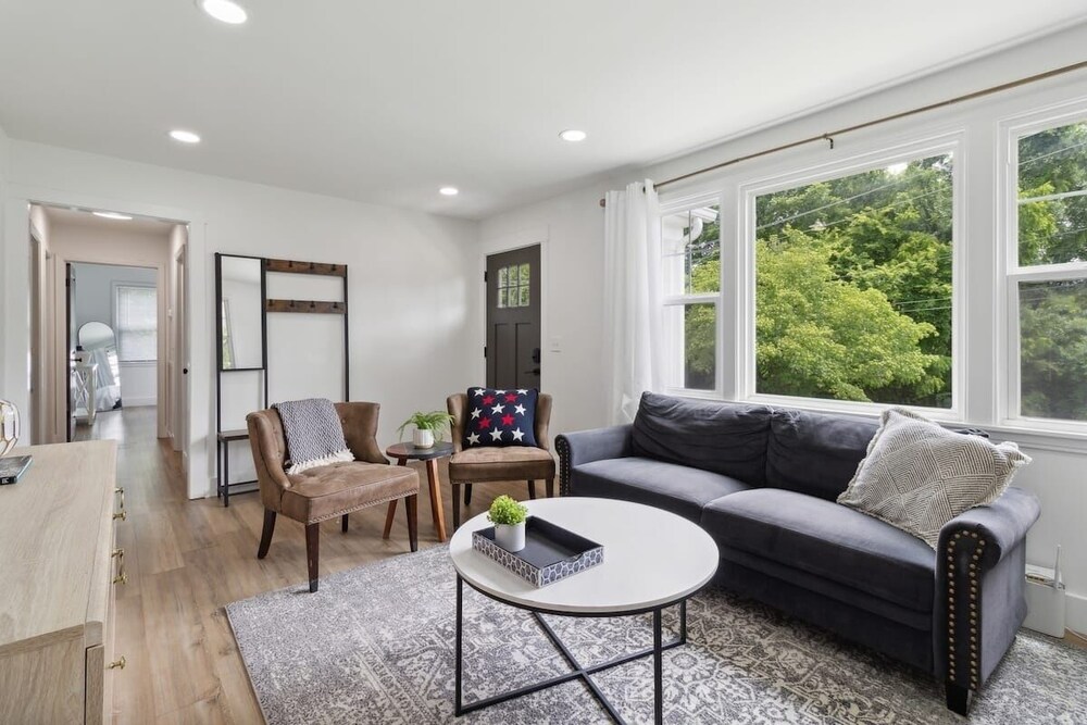 Chic Retreat Near Downtown Nashville 3 Bedroom Home by RedAwning