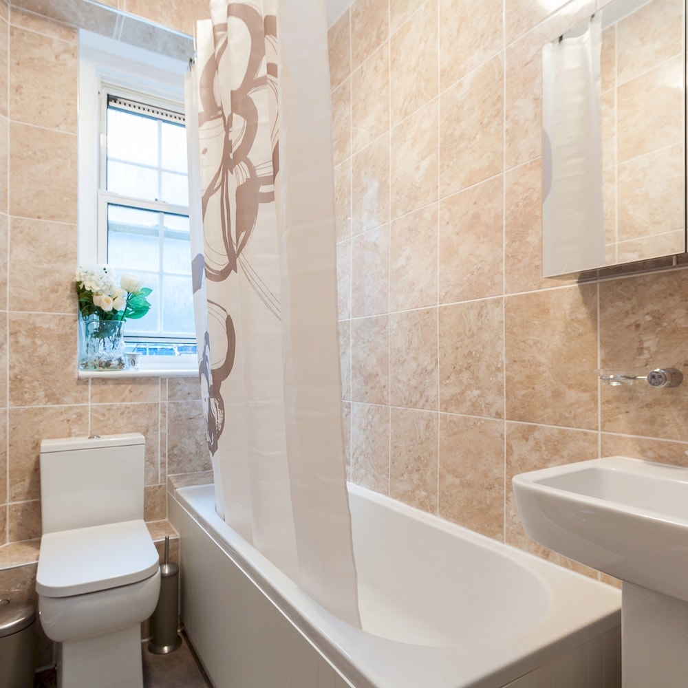 Super Cosy 2-bed 1-bath Apartment With Balcony