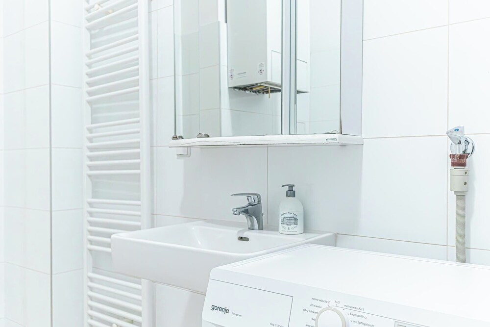 Simple 2 Bedroom Apartment with WiFi