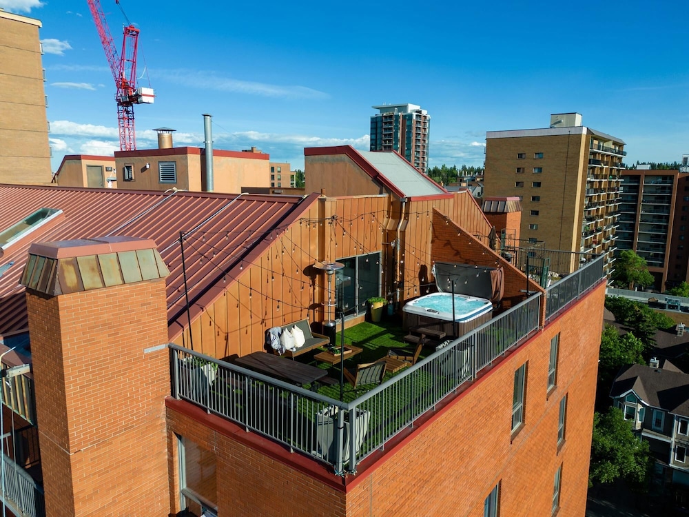 The Lost No Service Fees Penthouse Hot Tub