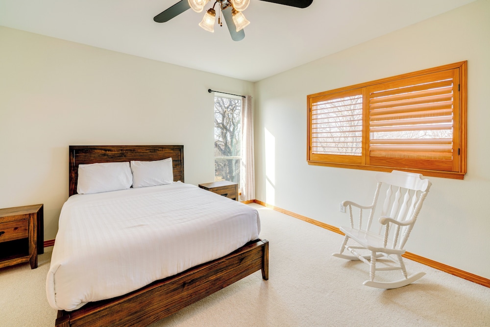 6 Mi to Lewisville Lake: Spacious Ranch Home