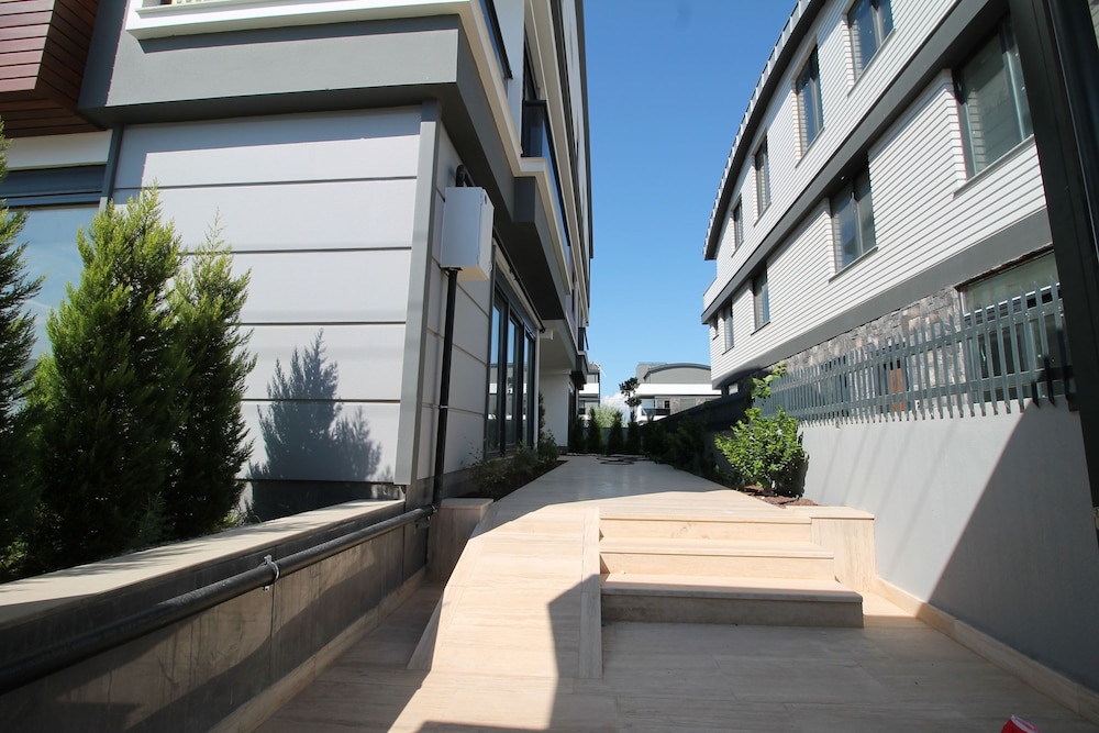 New Flat Large Living Space 2-5 Near By Lara Beach