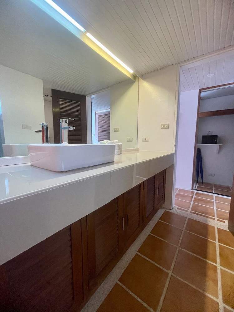 Calypso Beach & Dive Resort