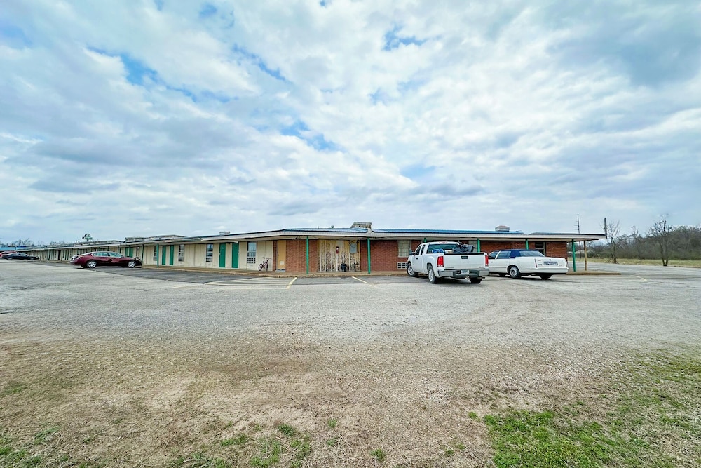 Shamrock Kings Inn By Oyo Marked Tree I-555
