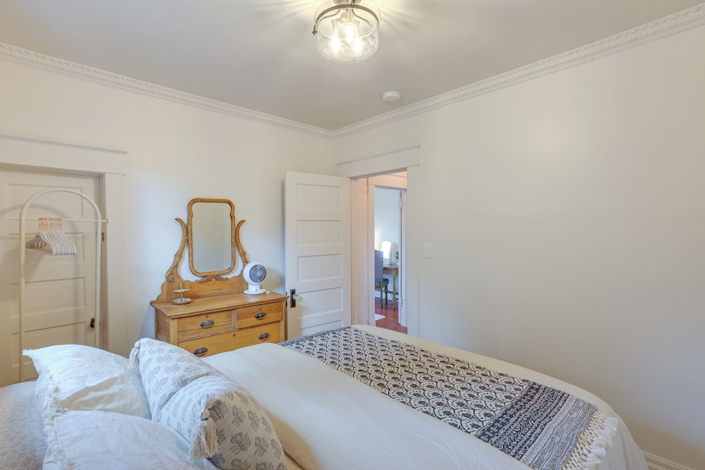 Stunning Red Lodge House w/ Hot Tub: Walk to Town view 3