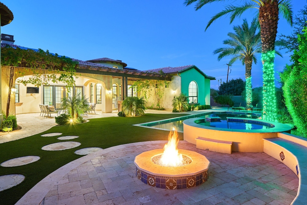 Luxe Poolside Paradise-pool & Spa-vanity Station