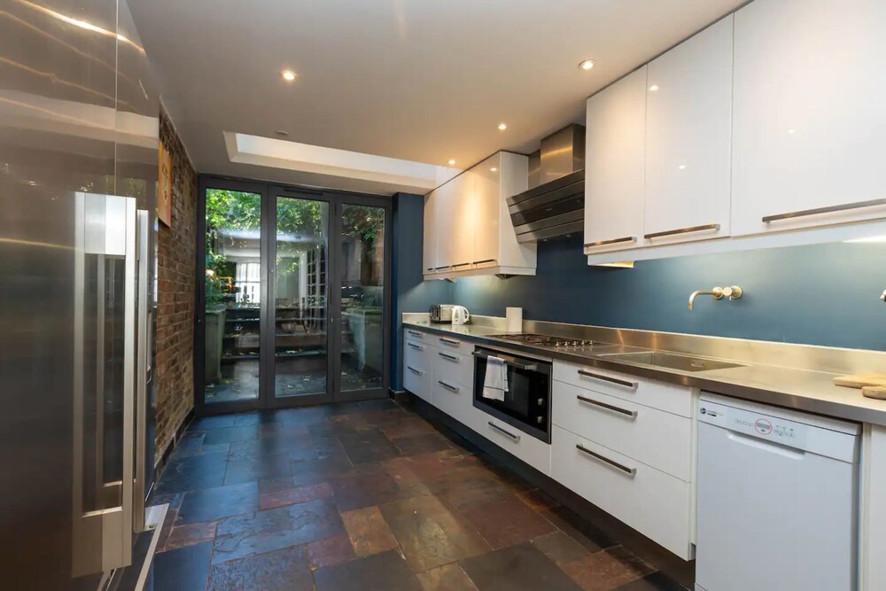 Charming 2 Bedroom House in Angel