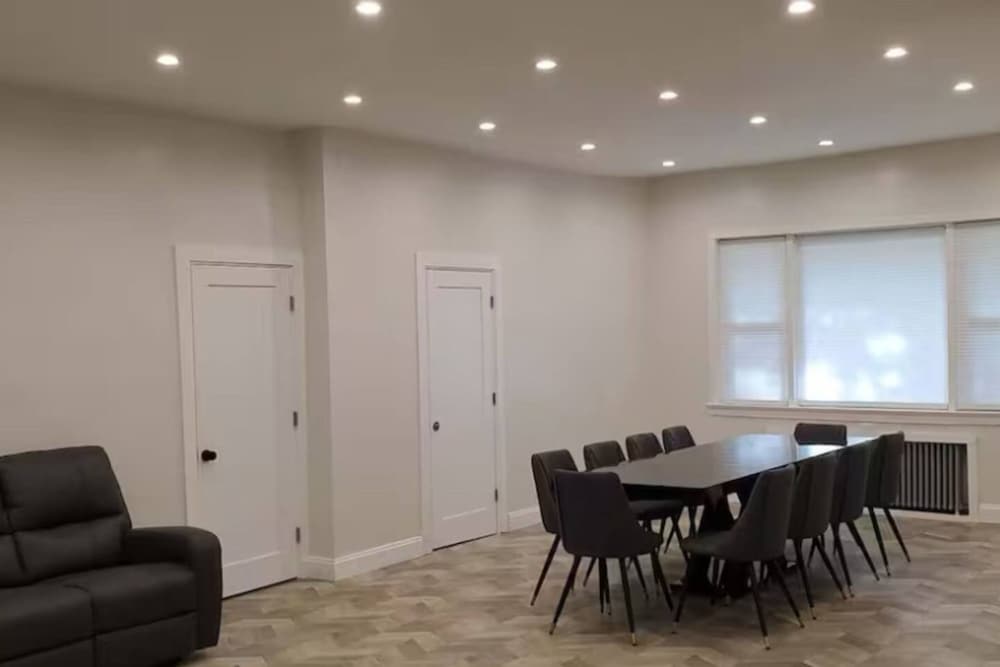 Budget-friendly Home Sleeps 16 Wifi Close to Minyan