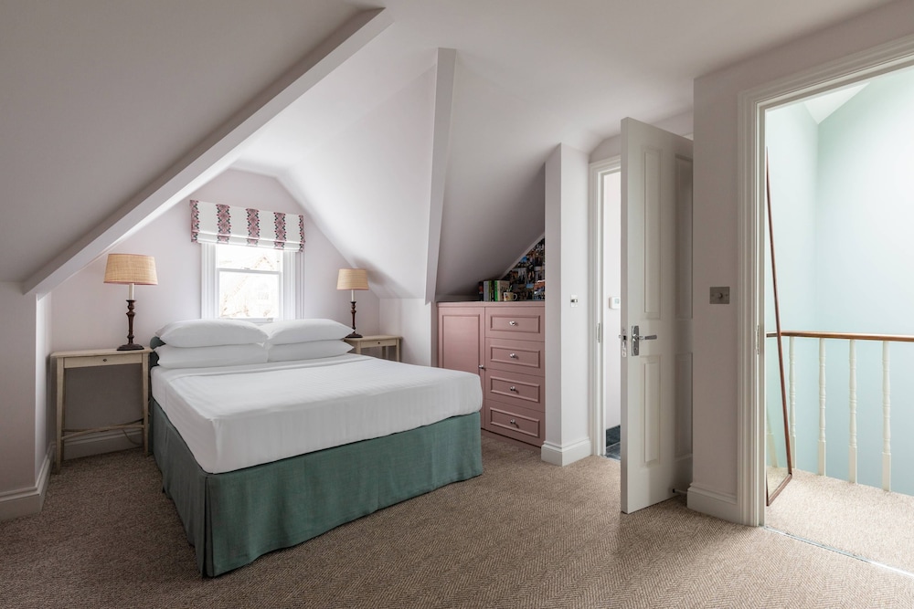 Granard Road by Onefinestay