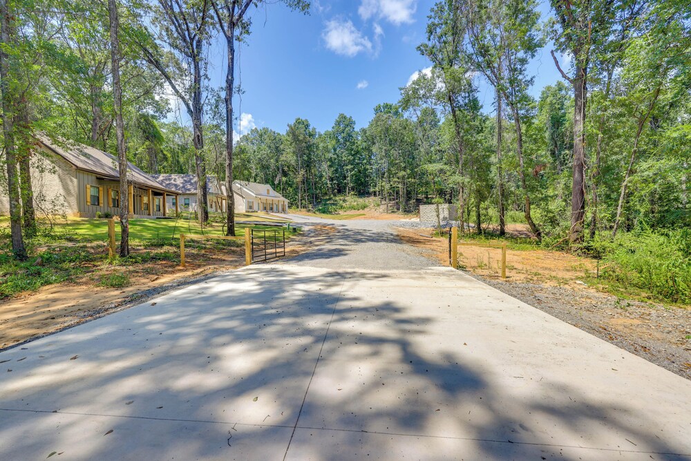 Near 17 Springs Sports Complex: Millbrook Duplex!