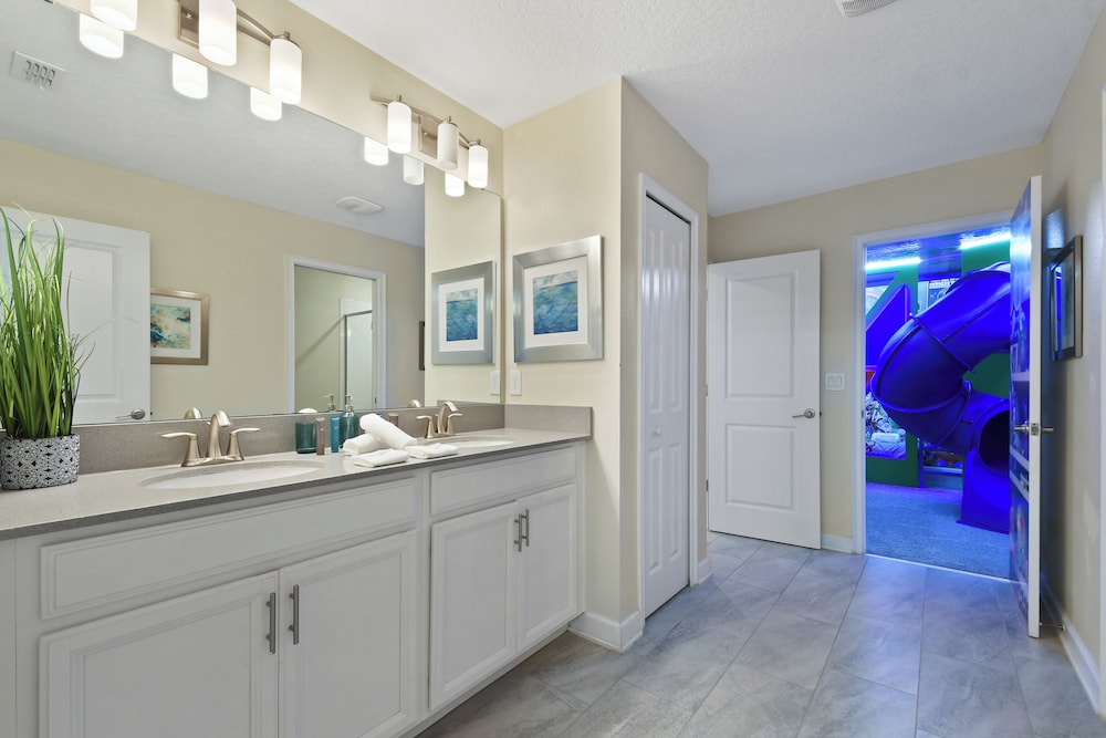 Epic Family Getaway: Themed Villa Near Disney !