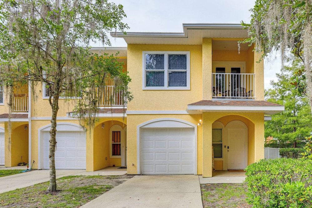 1 Mi to UF: Modern Townhome w/ Balcony