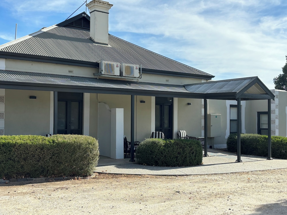 Pirathon Country Estate