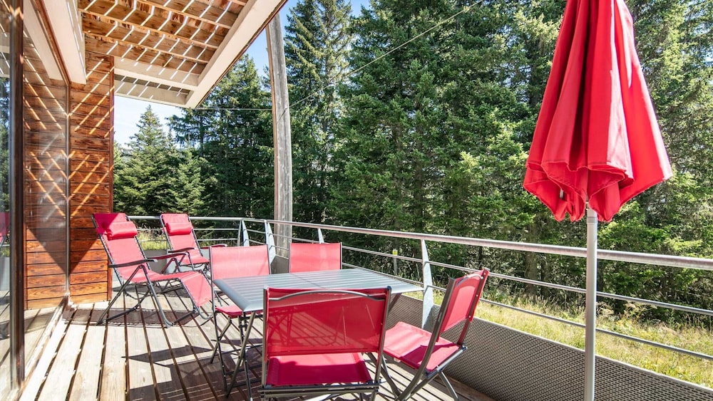 Sunny Stay Near the Slopes