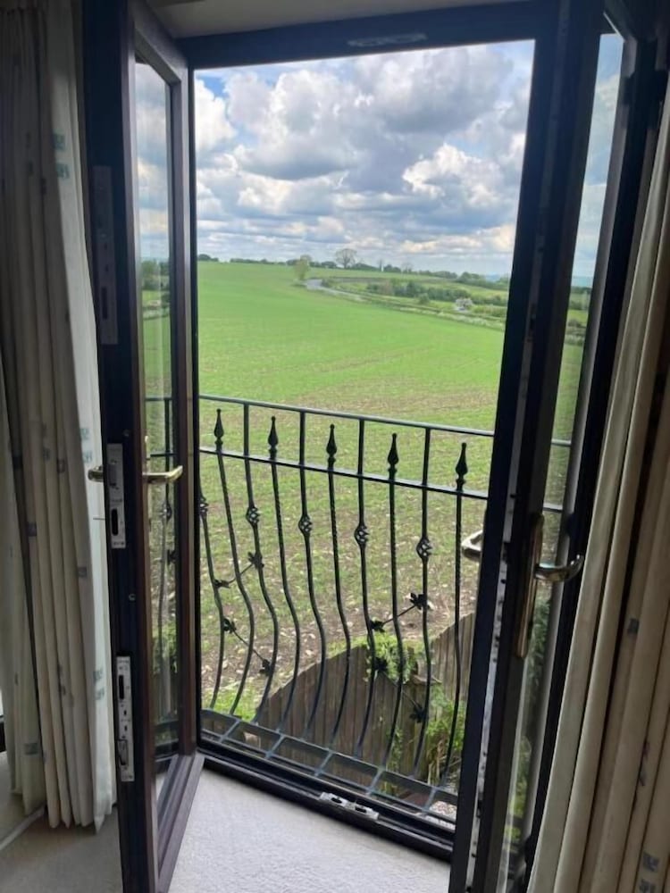 WILLOW RIDGE - a large country house with 3 rental rooms