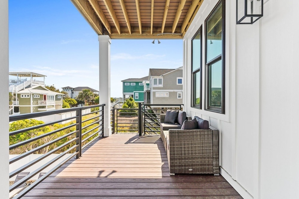 1040 Break / 1040 Ocean Blvd West 4 Bedroom Home by RedAwning