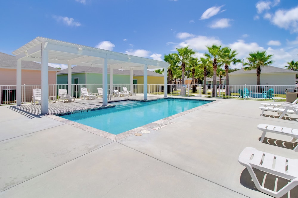 4 Mi to Rockport Beach Park: Home w/ Resort Perks