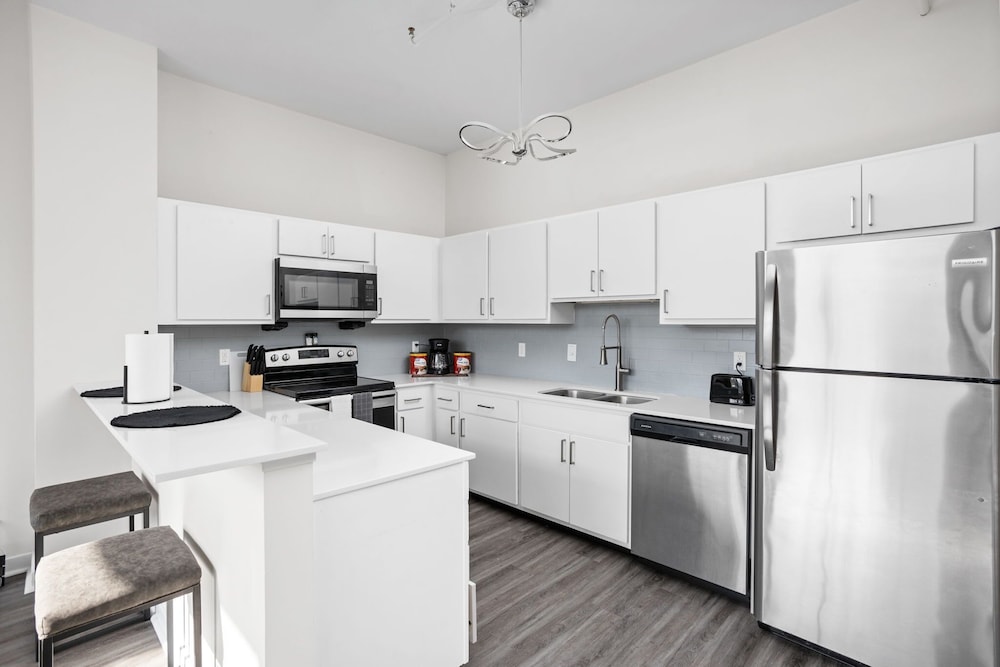 Indianapolis Vacations - 2BR 2BA The Block Apartment - CozySuites - Property Image 15