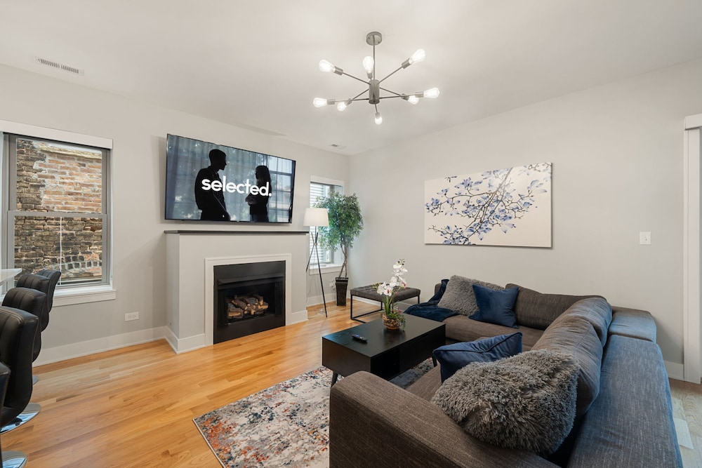 3 Bed 2 Bath Chicago Retreat w Balcony Parking