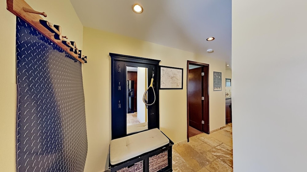 Gorgeous Remodeled Condo With Views Of Mammoth Mountain! by RedAwning