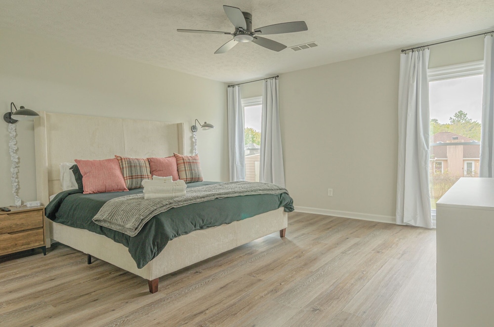 6-Bed Artistic Home with Game room