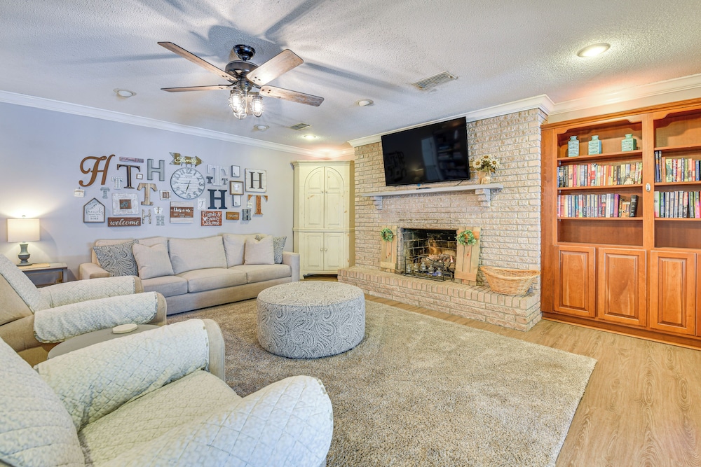 Spacious Home w/ Hot Tub in Fort Walton Beach!