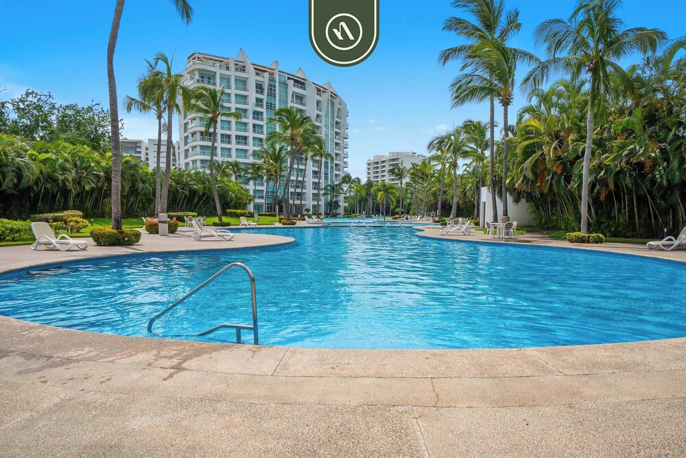 Stylish 2 BR Condo - Pools - Golf - Membership