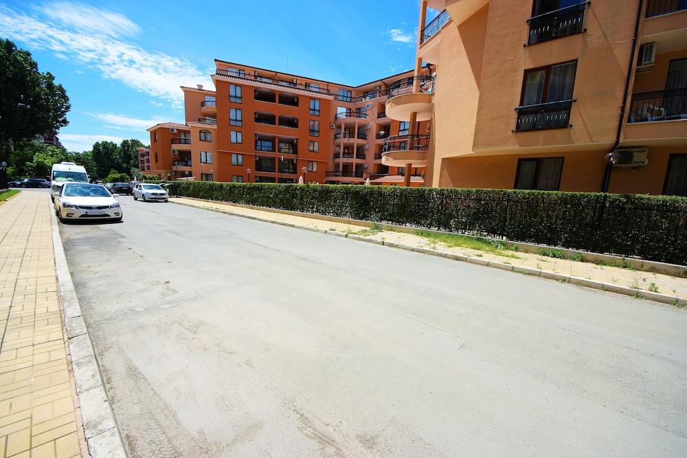 Photo 10