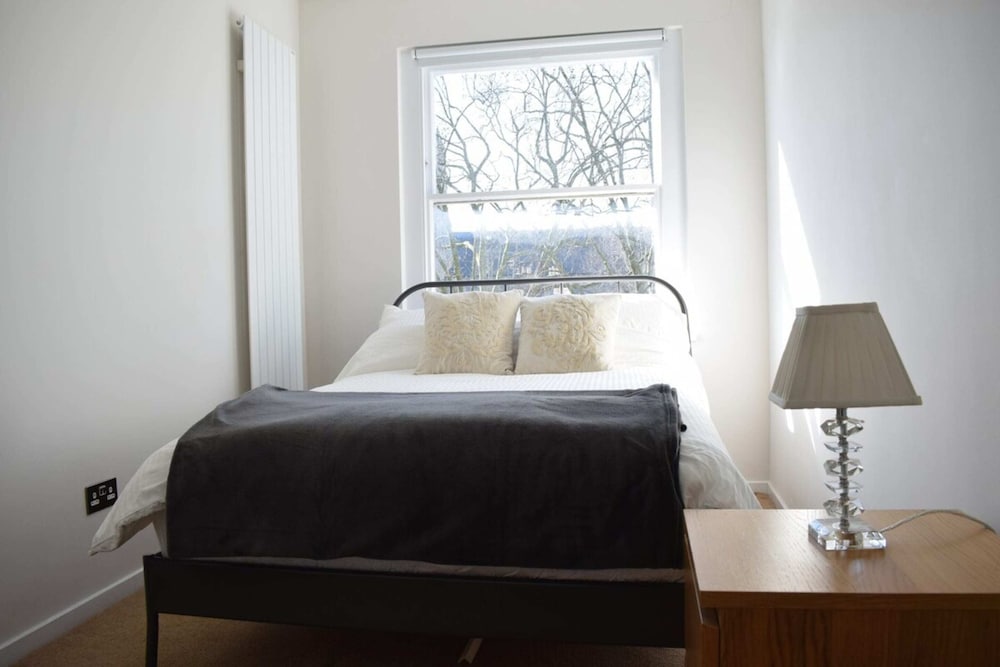Bright 2 Bedroom Flat - Short Walk to Notting Hill
