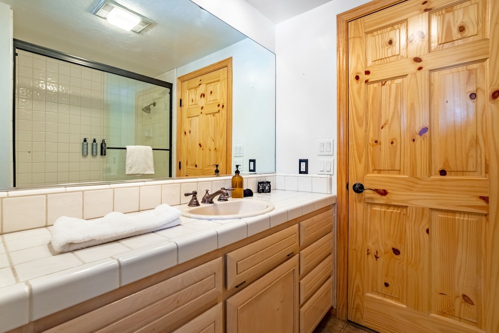 Endless View Lodge by Avantstay Incredible Views Close To Bear Mountain Ski Resort w Hot Tub