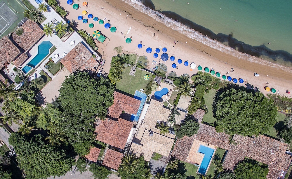 Casa com Cinco Quartos Pé na Areia