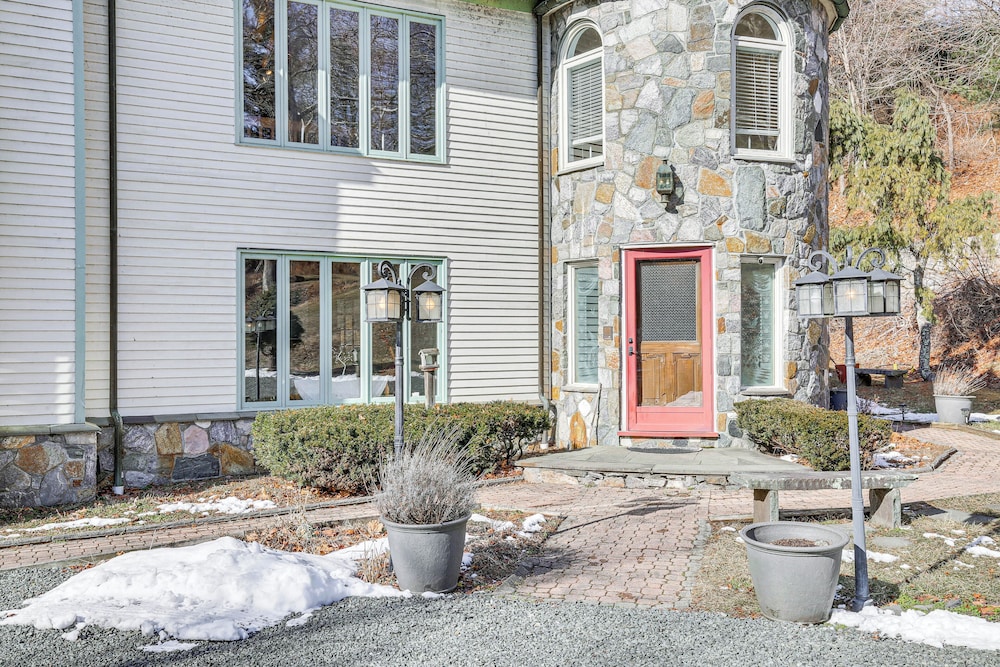 4 Mi to Danbury: Apt w/ Indoor Pool Access