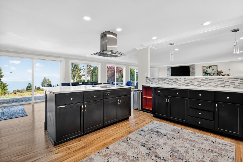 Relaxing Coastal Escape With Ocean Views 5 Bedroom Home