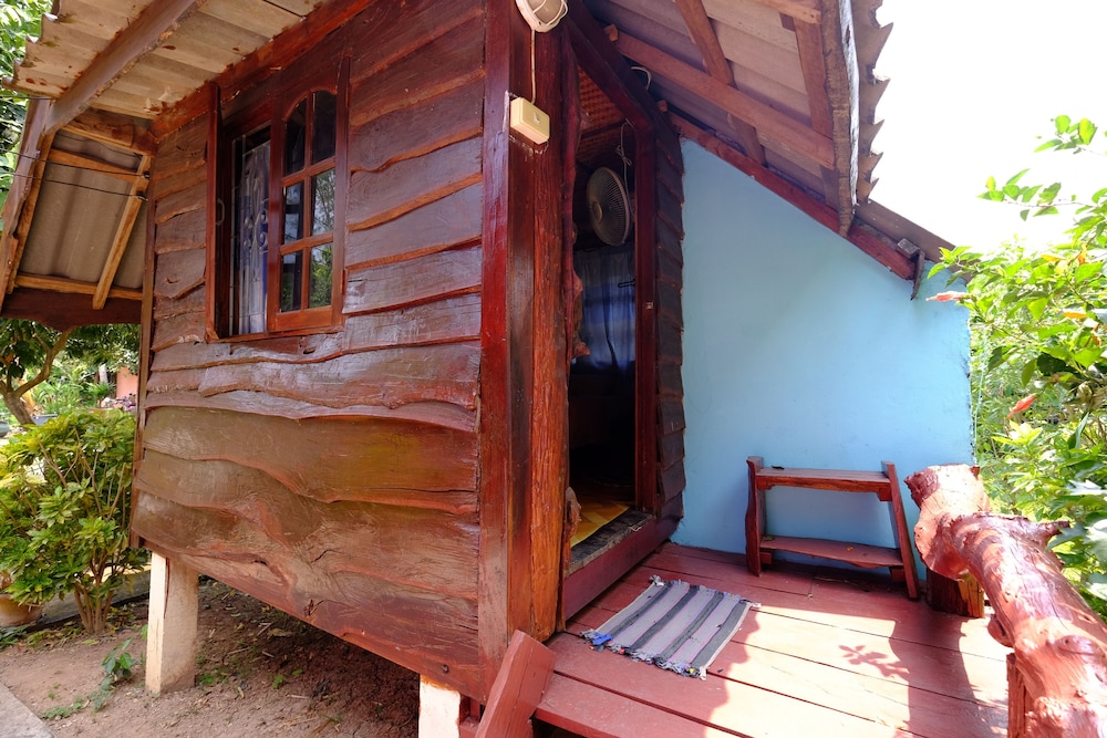 Baanpakrimklong Sukhamon Homestay & Resort