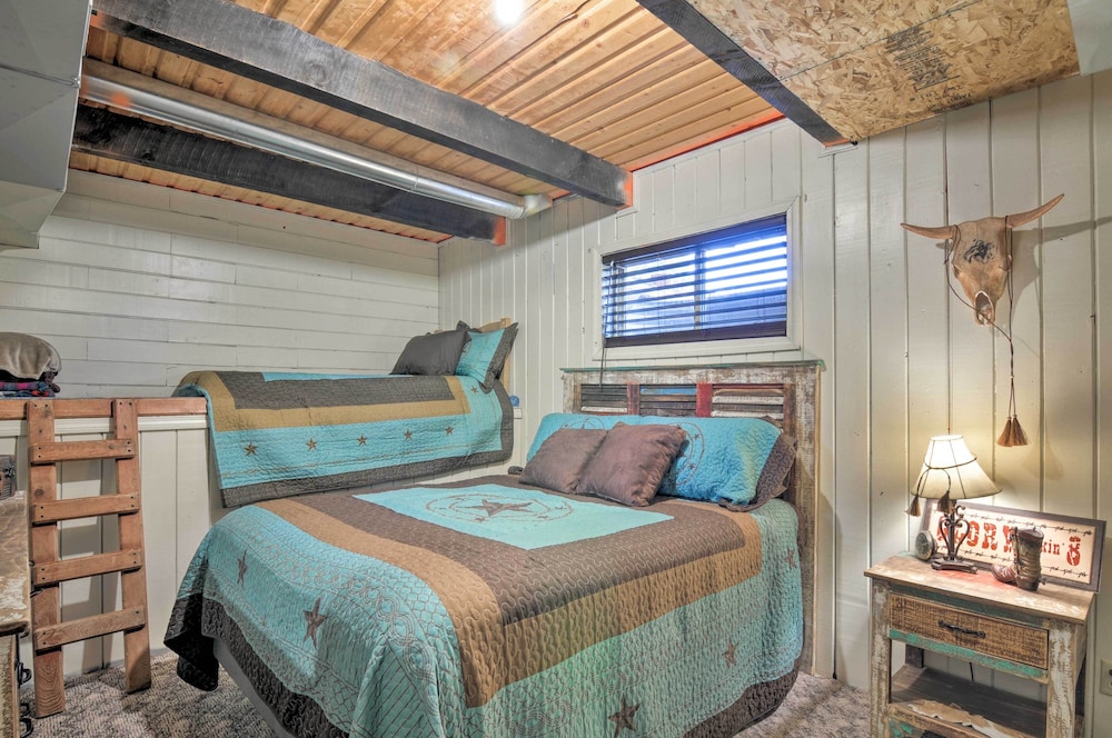 Rustic Cabin 20 Mins to Capitol Reef Nat'l Park! view 5