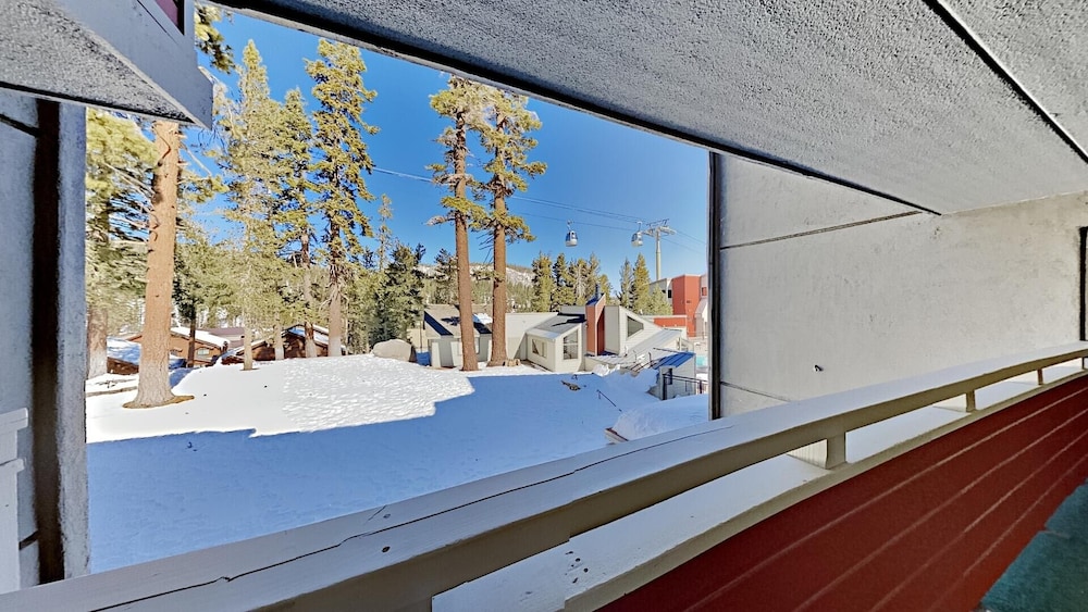 Gorgeous Remodeled Condo With Views Of Mammoth Mountain! by RedAwning