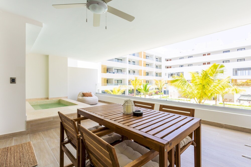 Chic 2BR Stay w Terrace Picuzzi 5 Min to Beach